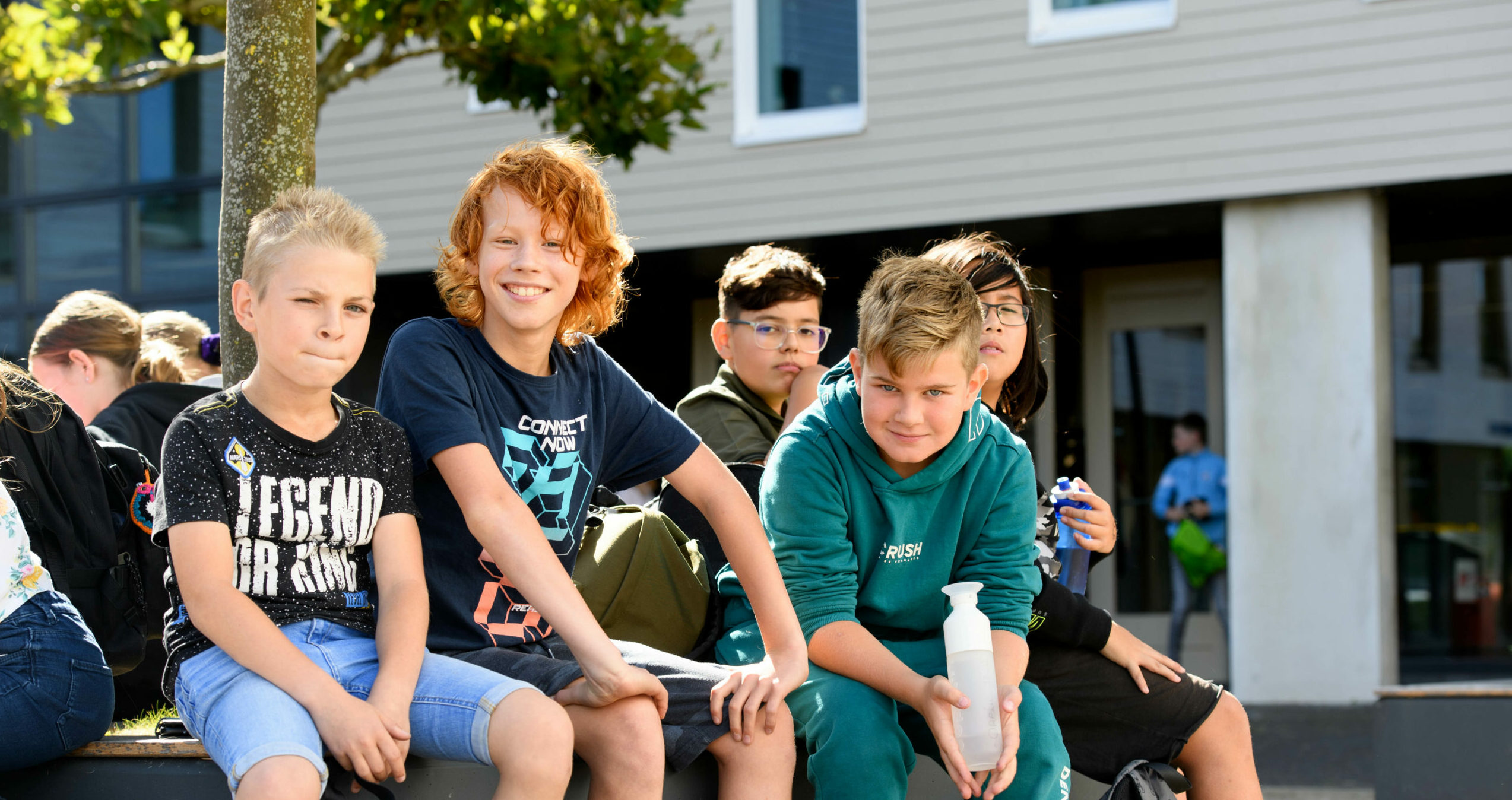 Kinderen op schoolplein rondom de boom Han Fortmann